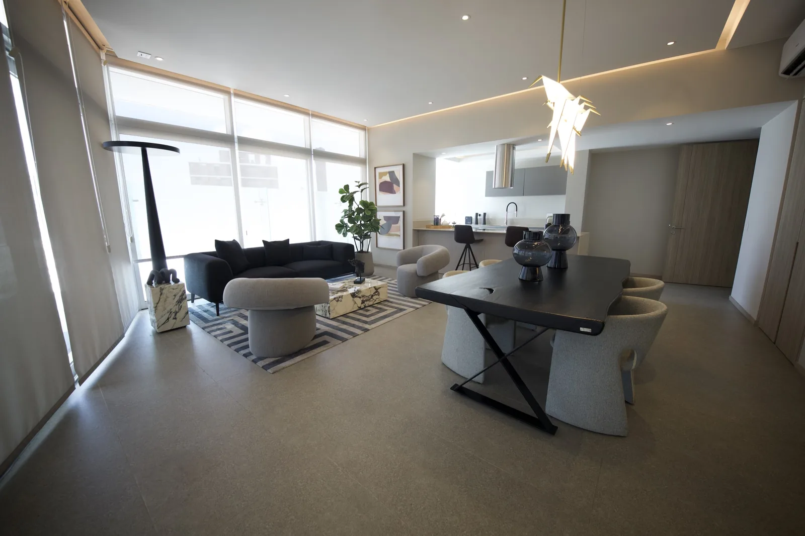 Estancia del departamento muestra de Essentia Country: sala, comedor y cocina integrados