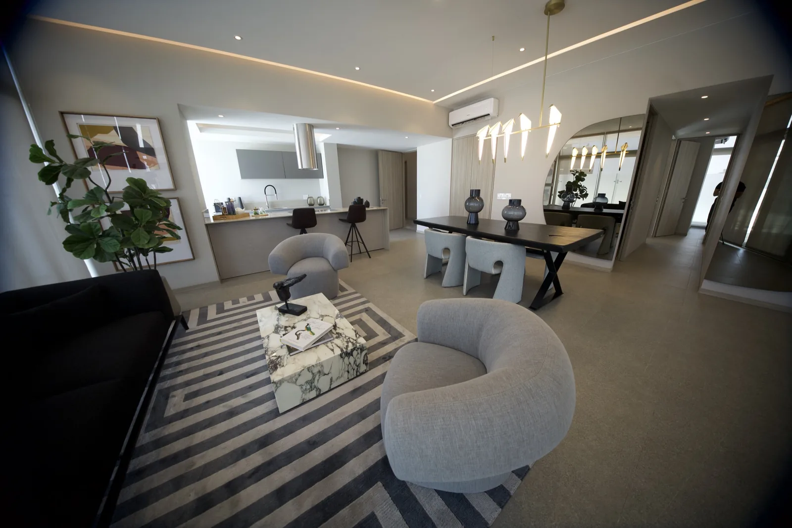 Comedor y estancia del departamento muestra con vista a la ciudad