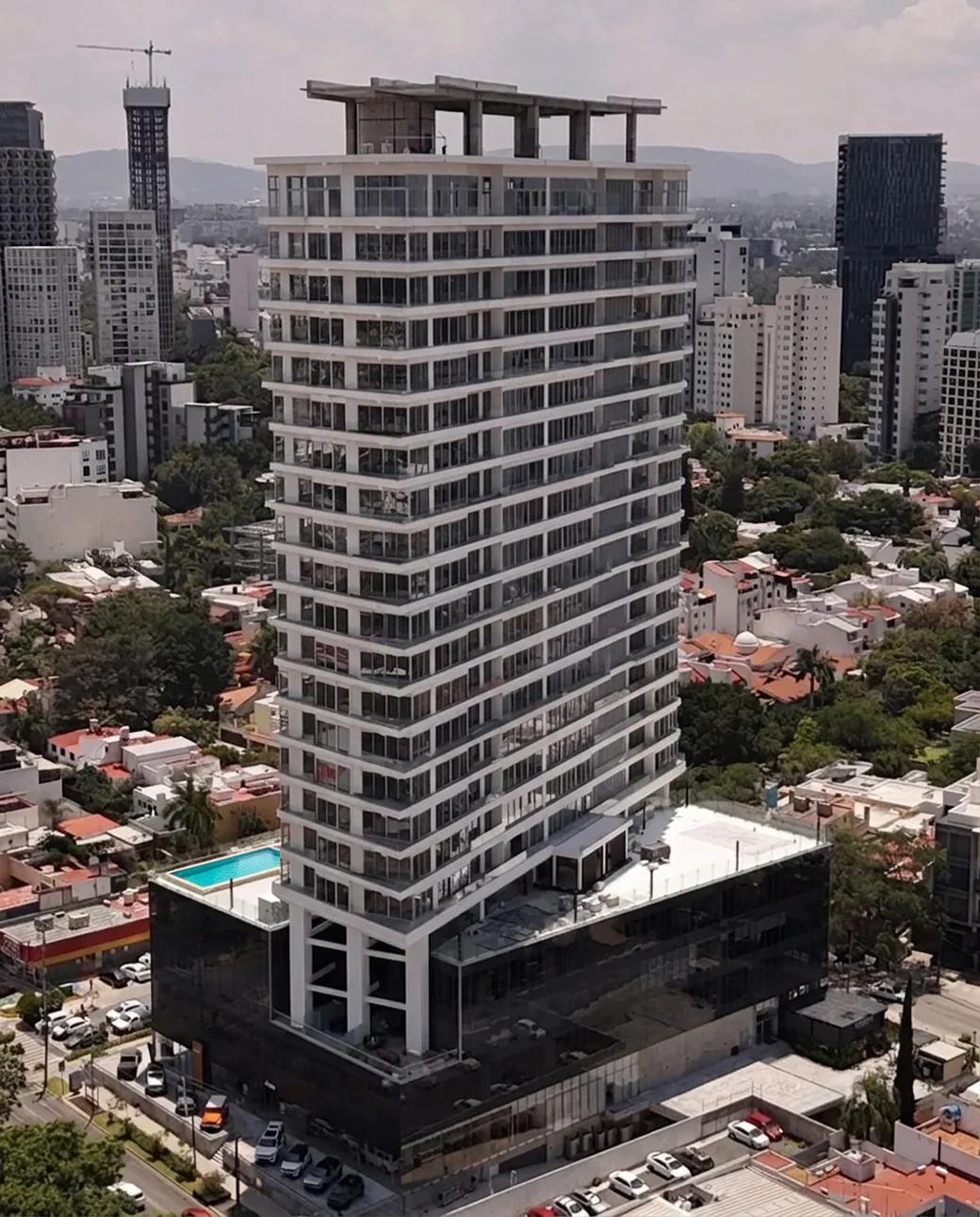 Toma aérea de la torre de Essentia Country en Country Club, Guadalajara